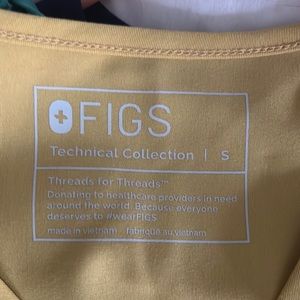 FIGS SMALL catrina gold top